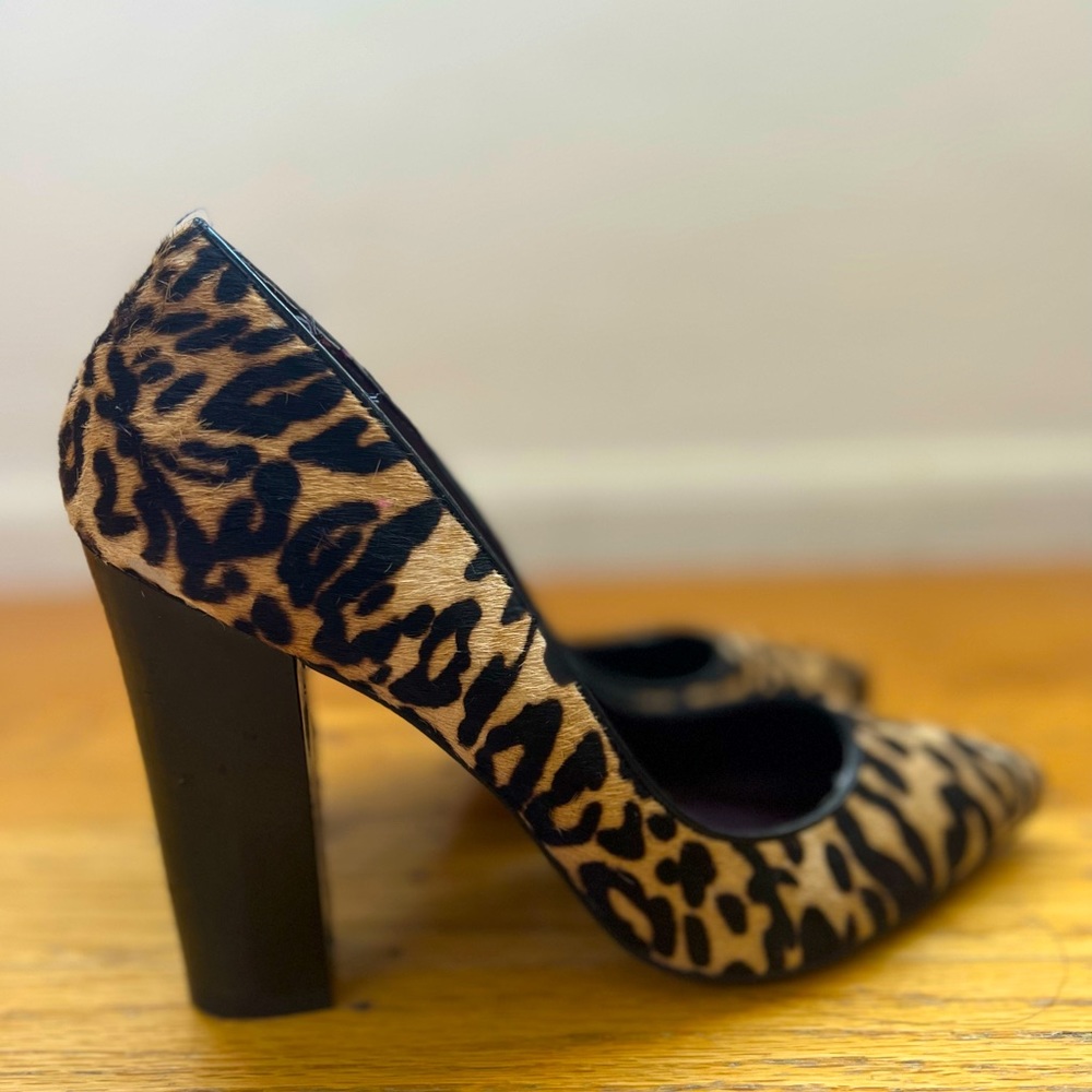 Leopard look and feel thick heels in size 7 by Report Signature